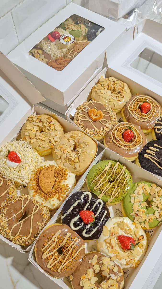 goriellax's tweet photo. “Ah, ini ada sesuatu untuk kalian.” Hitoshi membagikan makanan ringan yang telah tersedia. “Selamat dinikmati. Semoga kalian suka dan cemilannya dapat memulihkan keadaan kalian setelah seharian berkegiatan. Otsukaresamadeshita! Kalian sudah keren hari ini.” https://t.co/c9Kmmcvbll