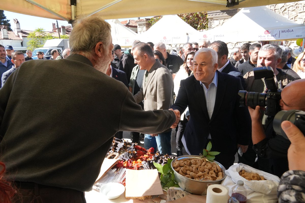 mutso48's tweet photo. MUTSO, 9. MUĞLA TARHANA FESTİVALİ’NDE YER ALDI

Muğla’nın yöresel değerlerinin tanıtılması ve yerel üretimin desteklenmesi amacıyla Muğla İçin Gelecek Platformu tarafından düzenlenen 9. Muğla Tarhana Festivali, Saburhane Meydanı’nda gerçekleştirildi.

Muğla Ticaret ve Sanayi Odasının (MUTSO) da destekçileri arasında yer aldığı festivale Muğla Valisi Dr. İdris Akbıyık, Menteşe Kaymakamı Ali Edip Budan, Muğla Büyükşehir Belediye Başkanı Ahmet Aras, Menteşe Belediye Başkanı Gonca Köksal Aras, MUTSO Yönetim Kurulu Başkanı Bülent Karakuş ile Yönetim Kurulu ve Meclis üyeleri katıldı.

Festival kapsamında MUTSO tarafından katılımcılara tarhana ikramında bulunulurken, yöresel ürünler ve yerel üreticilerin el emeği ürünleri ziyaretçilerle buluştu.

Etkinlikte açıklamalarda bulunan MUTSO Yönetim Kurulu Başkanı Bülent Karakuş, yöresel ürünlerin tanıtımı ve coğrafi işaret tesciline yönelik çalışmaların önemine dikkat çekerek, bu tür organizasyonların yerel üretimin desteklenmesine, kültürel değerlerin korunmasına ve Muğla turizminin gelişmesine katkı sağladığını belirtti. 

Haberin devamı için tıklayınız. https://t.co/mkFLveJSYm
