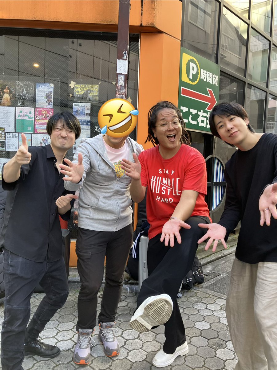 tyenn_san's tweet photo. ライブ終わり、会場出たらバンドのメンバーさんがいらっしゃった🎸

快く写真撮らせていただき、SNSも許可いただきましたので🙇‍♂️

最高の音楽をありがとうございました😊

自分の顔だけ隠すセコい人です🙋‍♂️www

#INOU
#INOUinWonderland https://t.co/zc32E9g7bo