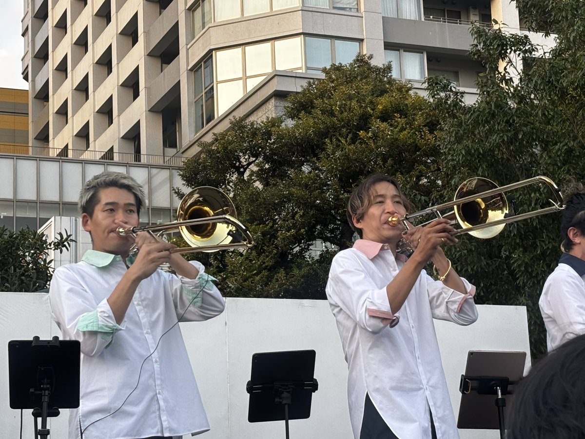 HitomiPisces's tweet photo. お目当ての #ThrowLine は大盛況で今日もバチかっこよかった‼︎🤩
隼人さんのカレーは安定の美味しさ😍
ジャズも好きだけど中々生で聴く機会が無かったので(忙しすぎ😂) #すみだストリートジャズフェスティバル とっても良かった‼︎ピアノめちゃいい‼︎🤩と思ったらハチコちゃんでした😳👏👏👏😆 https://t.co/qP4Rl1wzHB