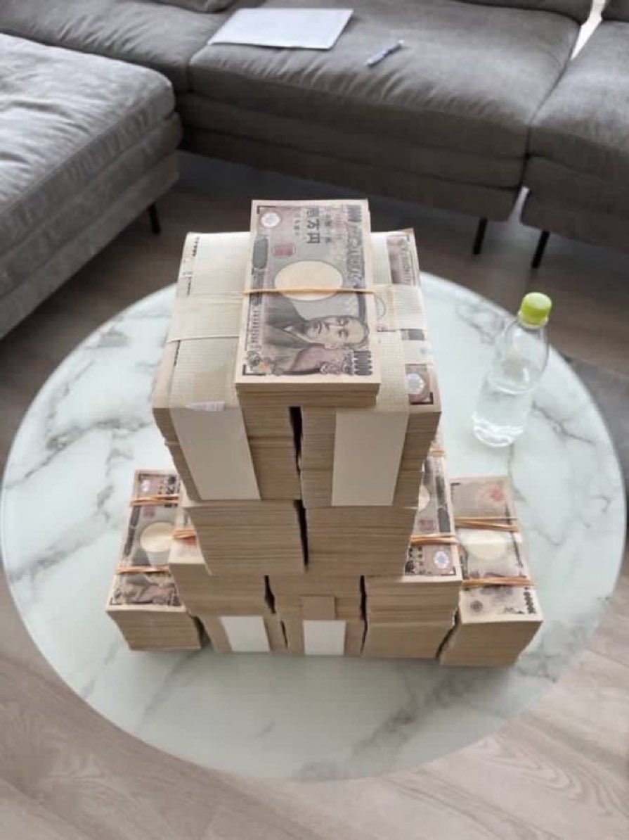 Kipaymjrs's tweet photo. もし本日1億円を受け取ったら、何に使いますか？🤔💴

1 借金を返済する

2 投資してください

3 それを使って生活をより良くしてください https://t.co/e24LRKX3fB