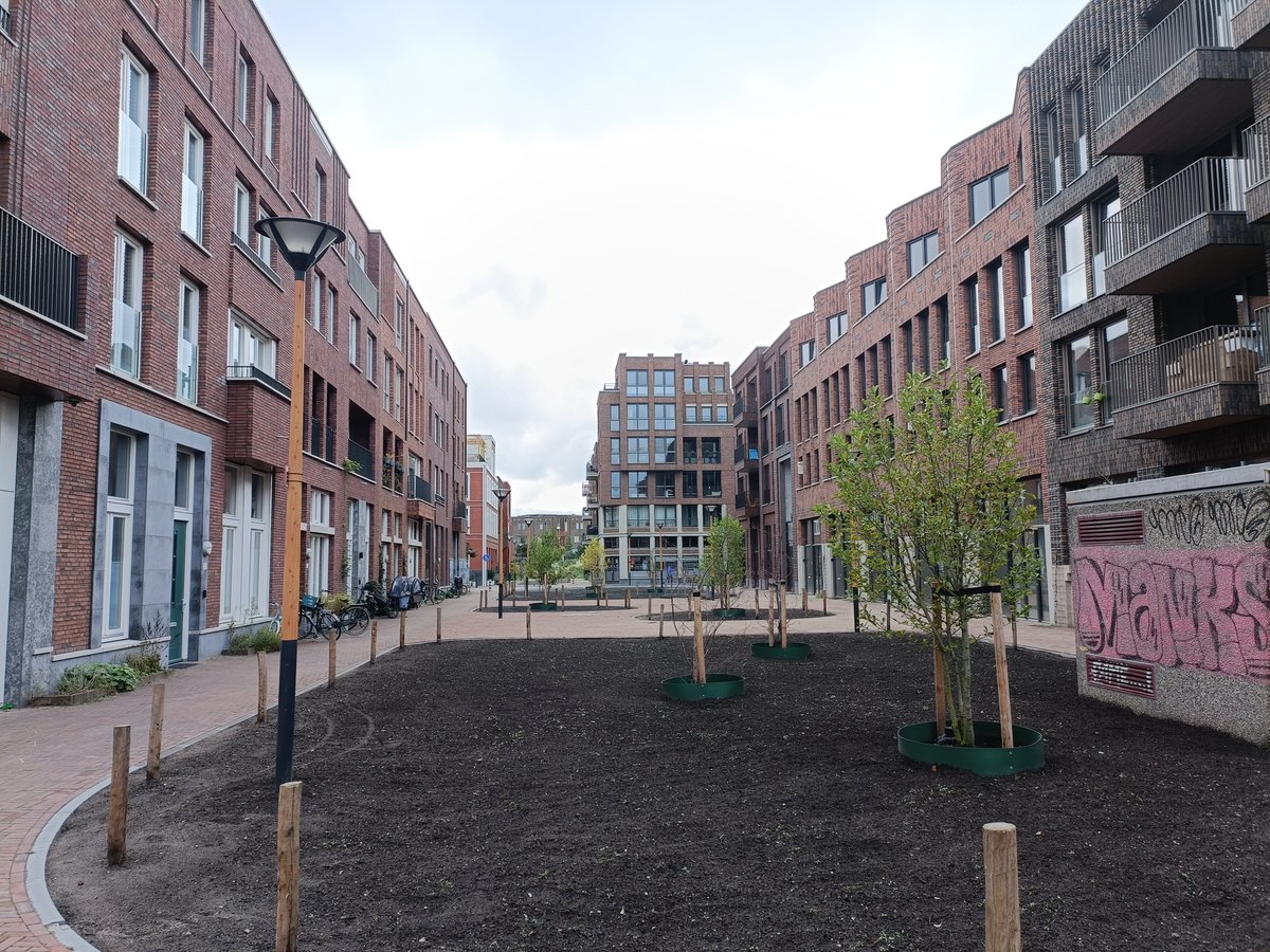 Ramoncp72's tweet photo. Leidsche Rijn Centrum Oost is toch we echt overtreffende trap qua niveau van afwerking en openbare ruimtes.  Wat een fantastische nieuwe wijk🤩 1/2 #utrecht #leidscherijn https://t.co/kJjLzSM7JA