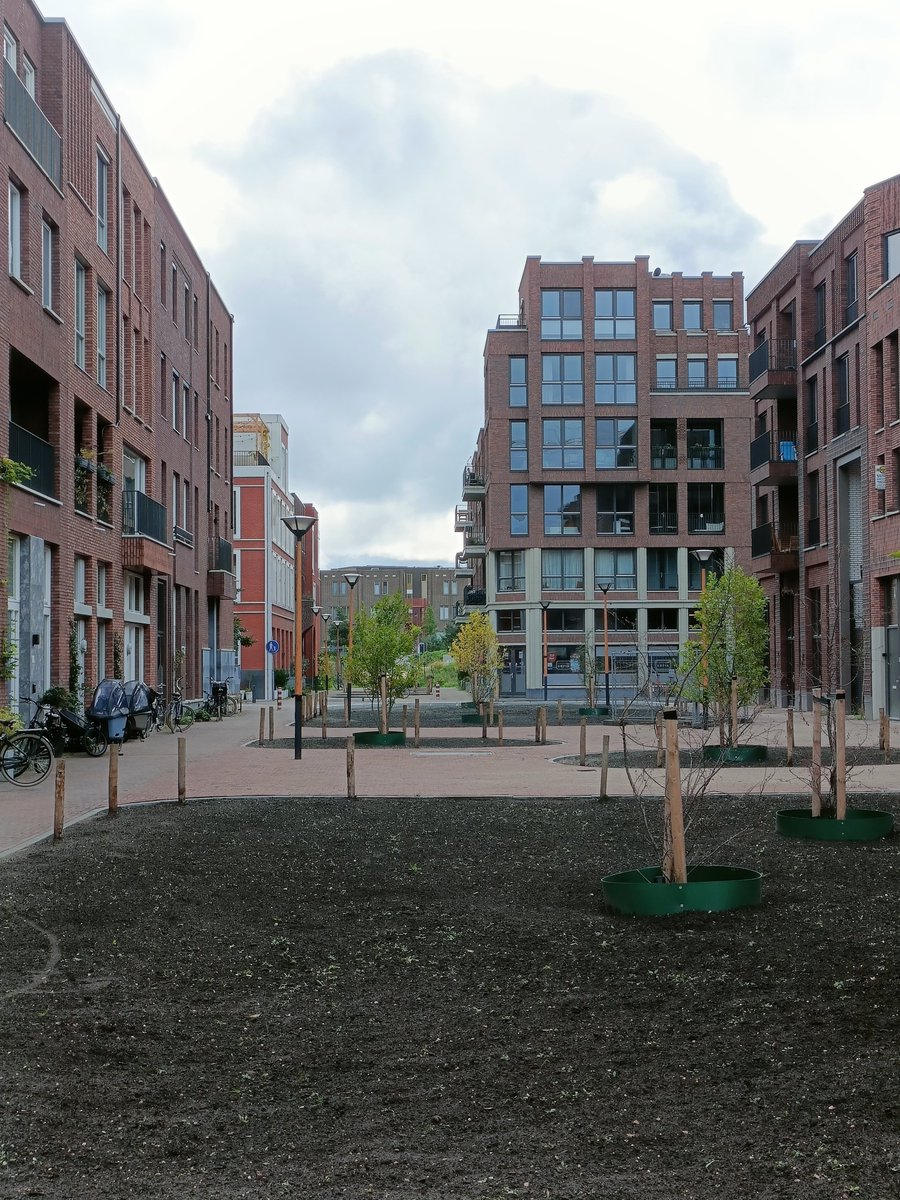 Ramoncp72's tweet photo. Leidsche Rijn Centrum Oost is toch we echt overtreffende trap qua niveau van afwerking en openbare ruimtes.  Wat een fantastische nieuwe wijk🤩 1/2 #utrecht #leidscherijn https://t.co/kJjLzSM7JA