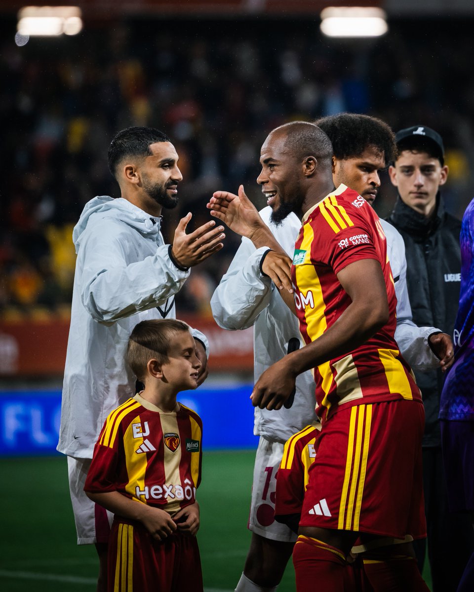ToulouseFC's tweet photo. Accolades, sourires... Des retrouvailles complices avec Djibril Sidibé 💜
#LMFCTFC https://t.co/ch0bmh3rFO