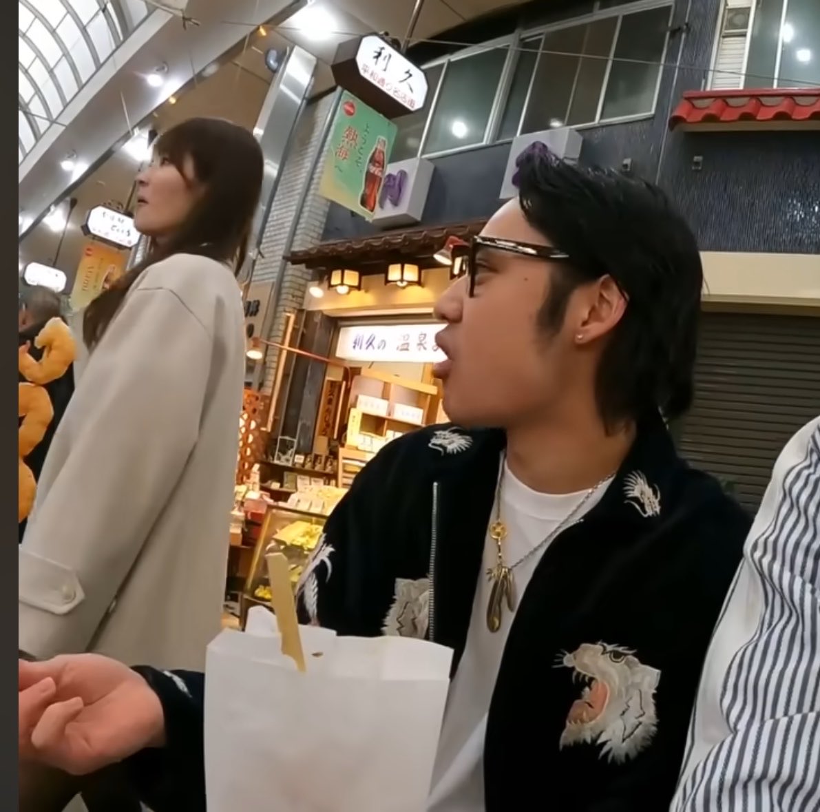 culetttttttu's tweet photo. 人の盗撮に細かくグチグチ言うならYouTubeの街ぶら企画で背景に映る一般人もちゃんとモザイク処理しろよって思う https://t.co/OyprwuF02M