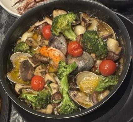 0NA7O2YA1's tweet photo. 本日の前田食堂は
アヒージョです(*´ᗜ`*)✨️
帆立、海老、マッシュルーム、ブロッコリー、トマト、にんにくです♩
🍺5リットル飲めそうです♡ https://t.co/u1la5U4fG3
