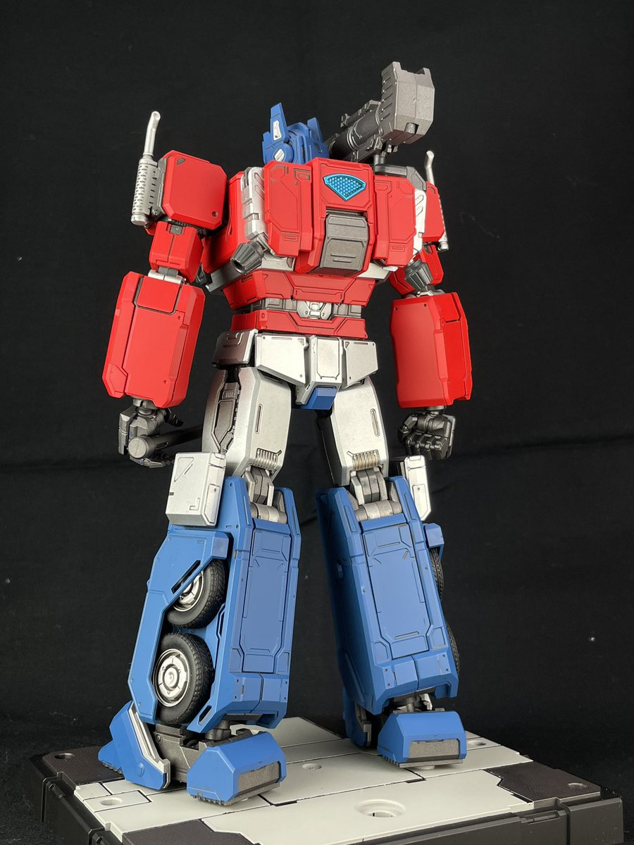 so_9778's tweet photo. Blokees Optimus Prime (Ver.EVO) できまちた〜。
ランナー塗装→ウォッシングでお手軽に作ってみました。
クリアーパーツが色々と準備されていたけれど、そこは好みでカラーチェンジしちゃいました。
ディテールが色々追加されつつも、「THE・コンボイ」と感じられる良いデザイン。
#BLOKEES https://t.co/R2L0lrIMbm
