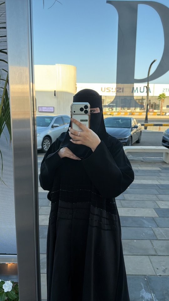 Rahaf_mya's tweet photo. وش الاشكال هذي الي ماتستحي البنت قاعده معاه  ومطلعها افخاذها ومو لابسه شيء ولا كأنو صاير شيء    😱😱😱

الي يقهر بعد انها مرفقه بصورتها مع  Video  
واضح ماعندها اهلها يربوها...... https://t.co/jIMEPtygz9
