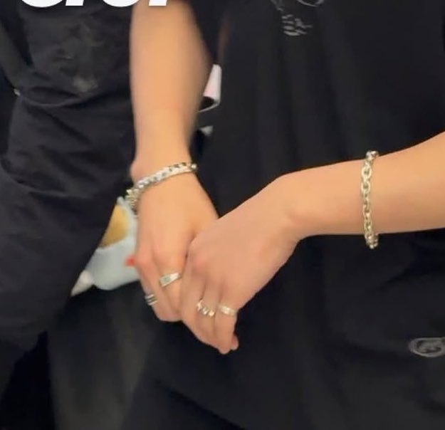 daisydarlinng's tweet photo. minho moved THAT ring to his ring finger haha i’m sure it means absolutely nothing https://t.co/YxwrlOtmKi