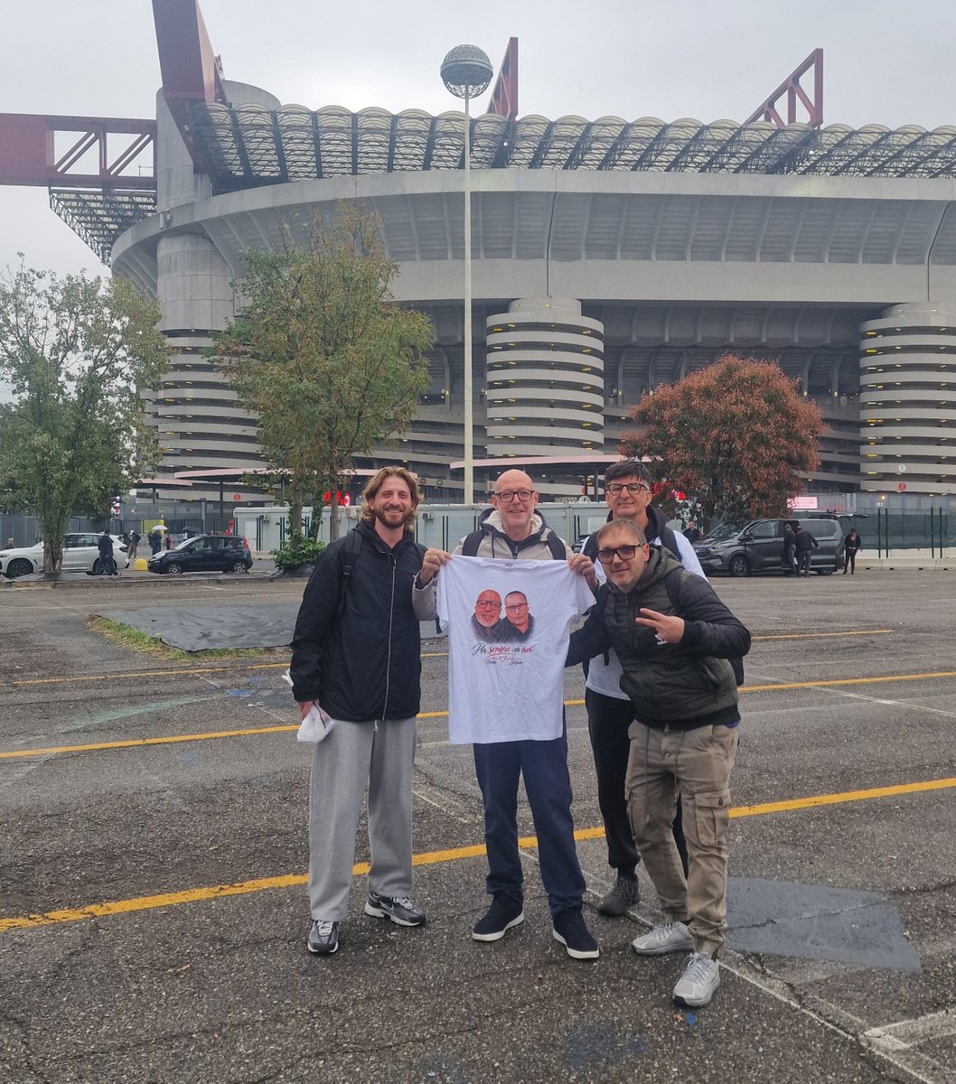 NonEvoluto's tweet photo. Giornata speciale a #SanSiro oggi. @DiegoAlbanese78 @MarcoRN70 @andrea_e93 #Stefano https://t.co/fOBYwR3FTU