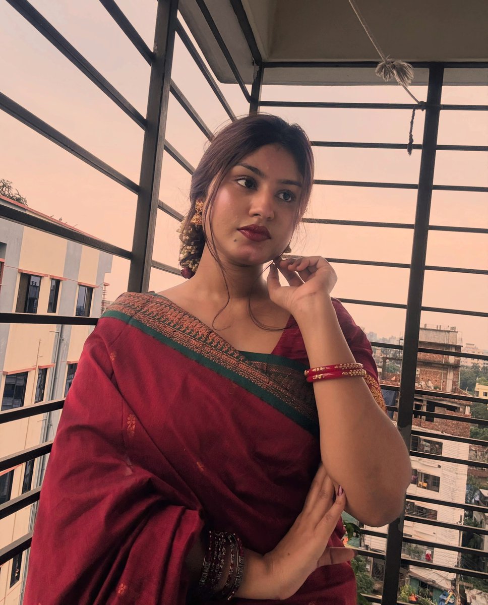 DeshiGirlFaria's tweet photo. লাল পরী @DeshiGirlFaria 🫢❤️ https://t.co/2Tmw0hJfb5
