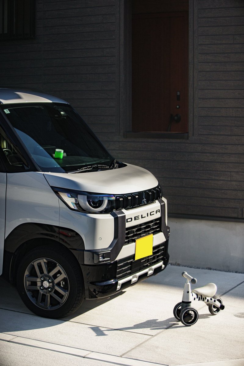 evo7yuki's tweet photo. 坊っちゃん初の愛車と撮影(笑)
トミーさんから1歳のプレゼントにやっと乗れるように！
デリカミニととあくんの写真も初めて！ https://t.co/2EJKibrpF3