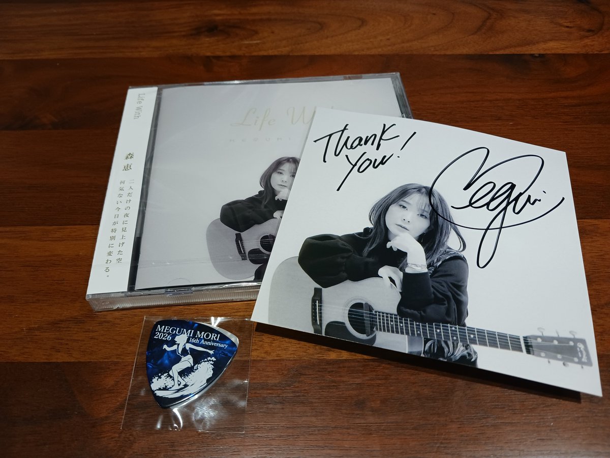 s_ikihsoy's tweet photo. 森恵さんのCD が届いてる♪ピック2枚とサインも入ってました👍 https://t.co/1XKRuBIQph