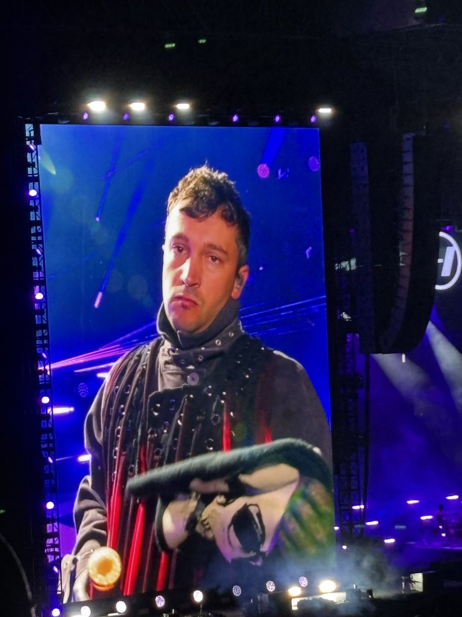 odetopolarizee's tweet photo. WHAT A 21ST SHOW THANK YOU @twentyonepilots #TOPCBUS #toposu https://t.co/xFbNVJBOTP