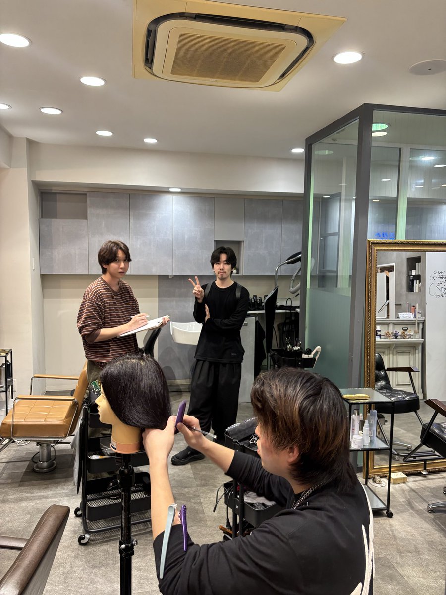 cutjun_manager's tweet photo. 🙏
本日渋谷出勤！
ご来店してくださった皆様ありがとうございます！！

営業後は練習してたり反省会してたり素晴らしいぜ😩
アップデートしていこー🔥

本日も1日ありがとうございました！

いつもありがとうございます！

#CUT純 https://t.co/YLDVikq53c