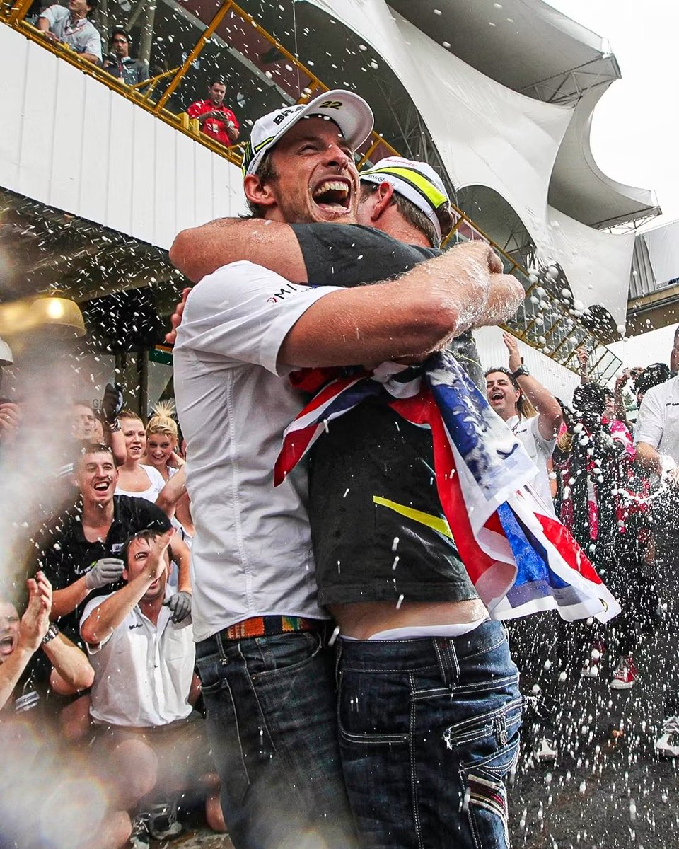 BrawnGP1's tweet photo. On this day in 2009: Jenson Button wins the Formula One World Championship in Brazil 🏆🇬🇧 https://t.co/dfbU4RA8Av