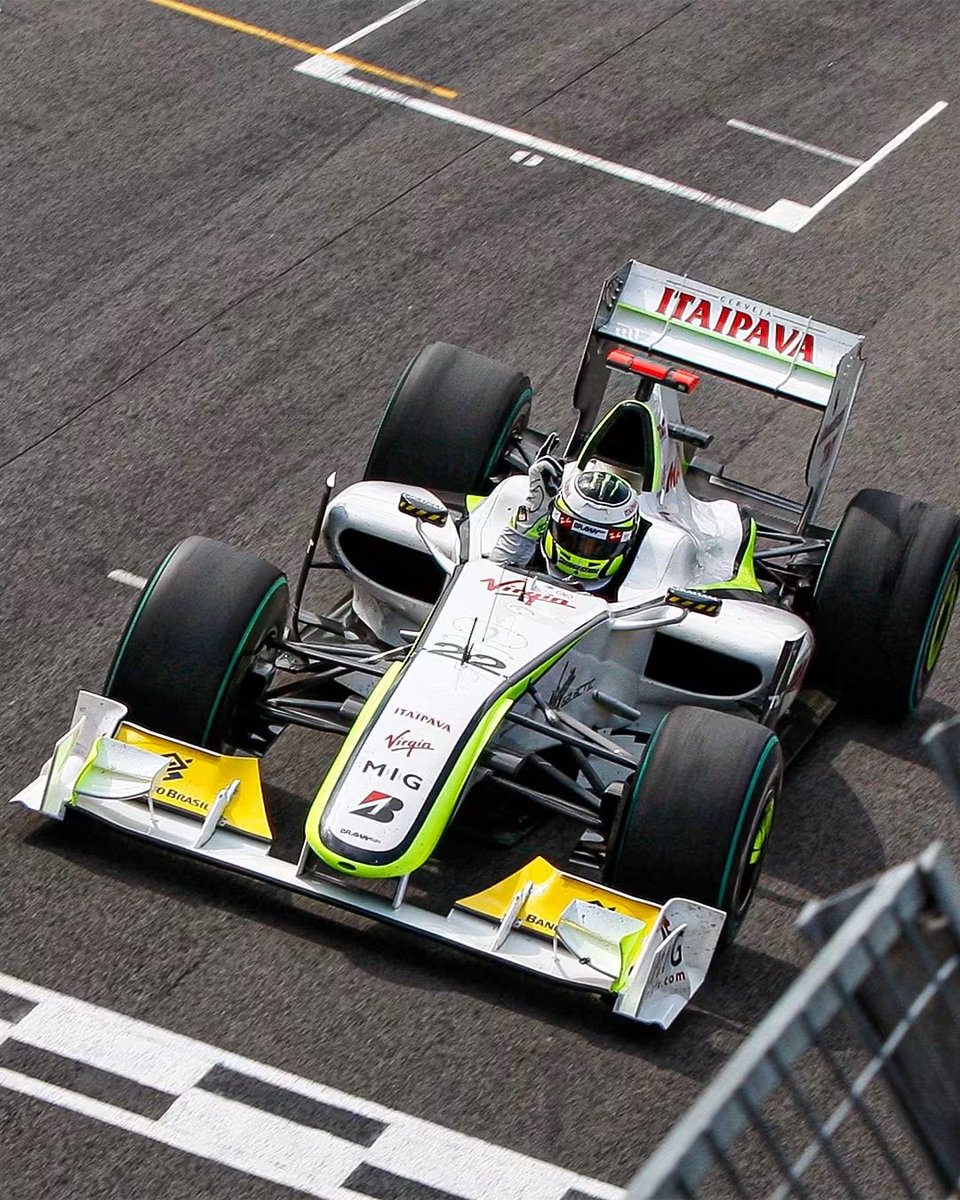 BrawnGP1's tweet photo. On this day in 2009: Jenson Button wins the Formula One World Championship in Brazil 🏆🇬🇧 https://t.co/dfbU4RA8Av