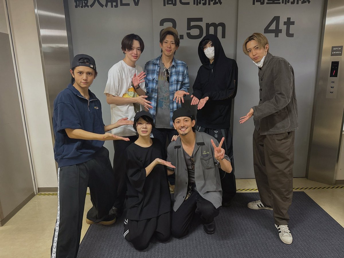 trampshunya's tweet photo. 『#刀ミュ』

今日は、まりおくんと、みつくんが
来てくれました！！✨

明日は今回の公演最後の休演日、
しっかりお手入れしてラストスパートに臨みたいと思います！！ https://t.co/SdzBoLNZMF