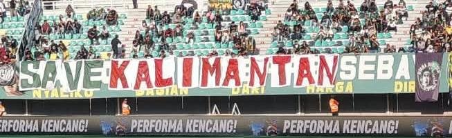 oryza_wirawan's tweet photo. Yang menarik dari pertandingan Persebaya vs PSS adalah munculnya spanduk2 protes di Gelora Bung Tomo, 18 Oktober 2026. Sesuatu yang jarang atau tidak ditemui d stadion-stadion lain.

Bung Karno bilang: Surabaya dapurnya nasionalisme. Sampai hari ini pernyataannya tak.meleset. https://t.co/FhSP2rGuue