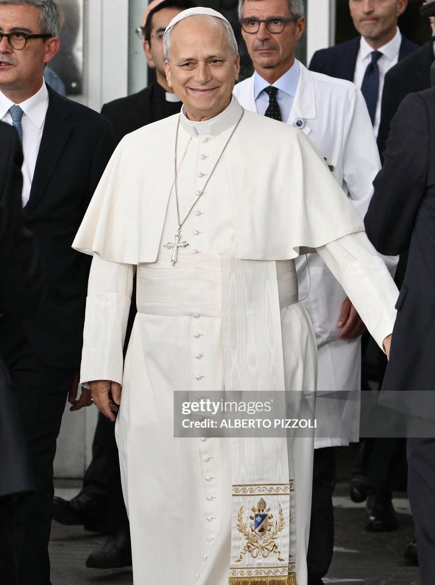 nutricionjavier's tweet photo. Yo terminando el cuatrimestre || el Papa saliendo de una cirugía con un lóbulo pulmonar menos https://t.co/oLq64hwzAH