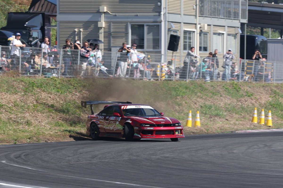 thrustracing6's tweet photo. 2026.10.18 FDJ3 Rd5 富士ドリフトパーク

1本目 63pt
2本目 63pt

1戦目の雪辱を晴らすために、全てを賭けて臨んだラウンドでしたが、やはり富士には魔物がいるのか本番で全く自分の走りができず、予選敗退という結果でした。
↓に続きます🙇

#FDJ3
#FDJ
#LOVCA
#S14
#夢 https://t.co/8KkT8kCKqq