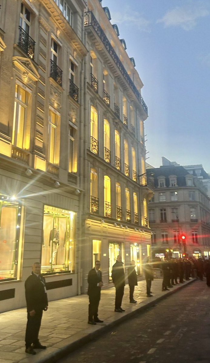marcvidal's tweet photo. Servicio de seguridad privada en la flagship de Dior en París 

Confiaban poco en la Gendarmería https://t.co/hKbpZBk01B