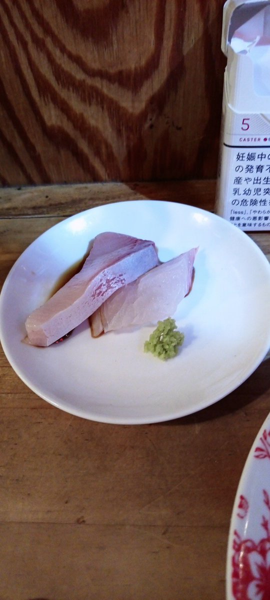 TASO_20221203's tweet photo. はまっさん！？
はまっさんじゃないですか！

こんな切り刻まれて…。
あ、うま。ハマチ美味い。

※なんか店長から頂きました。美味しかった。 https://t.co/JFybOndzIb