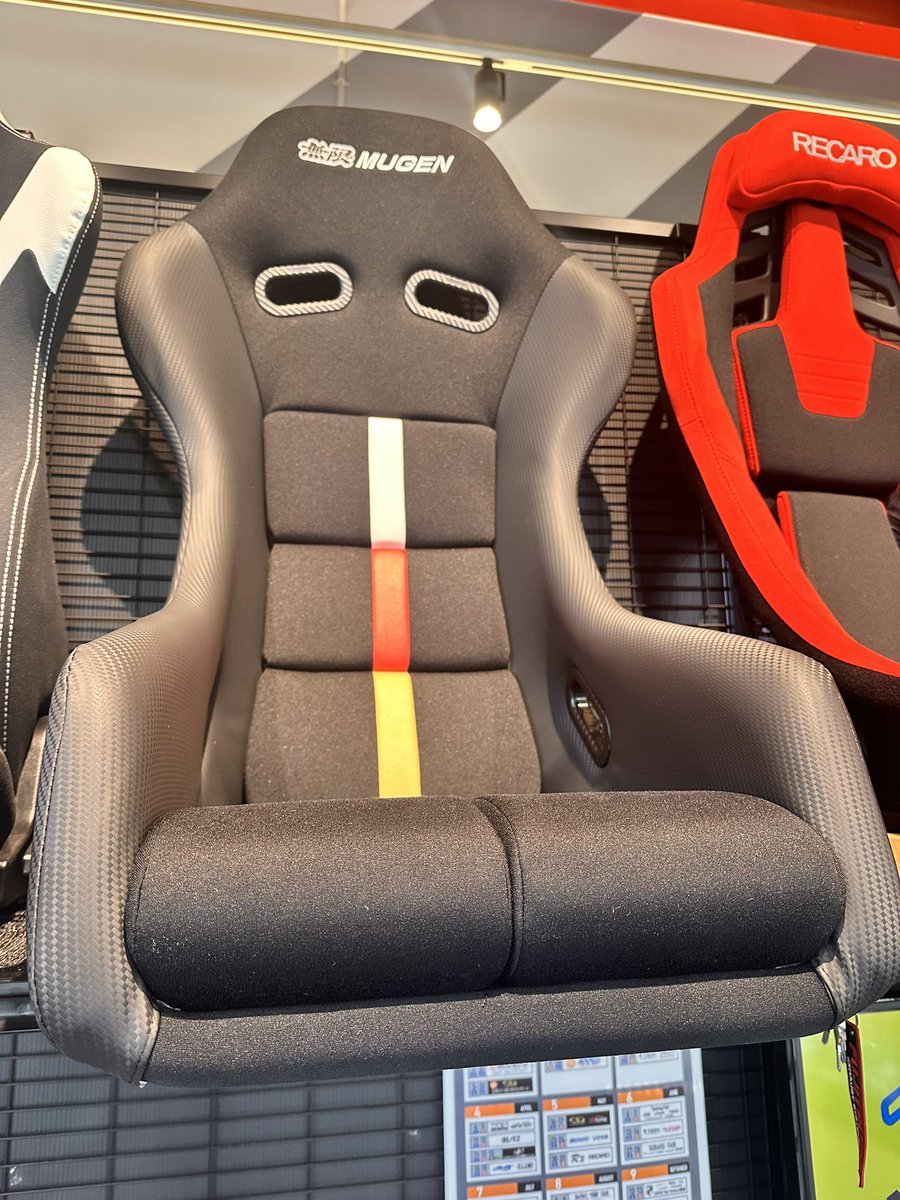 APIT_P_GARAGE's tweet photo. 無限のフルバケットシートMS-Vを、展示販売中！高いホールド性と本体の剛性、そして軽量化を高次元でバランスさせたスポーツシートになります。

#apit
#apit_performance_garege東福岡
#無限
#MS_V https://t.co/MvjLcY5YEB