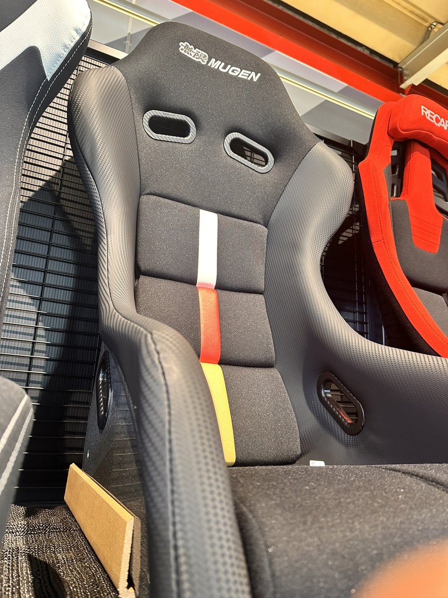 APIT_P_GARAGE's tweet photo. 無限のフルバケットシートMS-Vを、展示販売中！高いホールド性と本体の剛性、そして軽量化を高次元でバランスさせたスポーツシートになります。

#apit
#apit_performance_garege東福岡
#無限
#MS_V https://t.co/MvjLcY5YEB