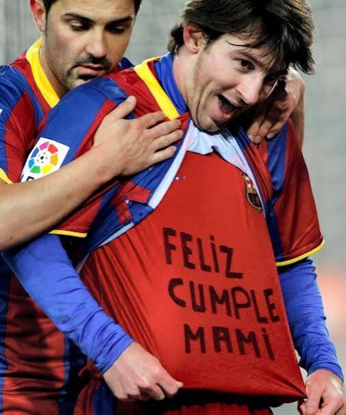 julienzista's tweet photo. cuando messi le dedicó un gol a su mamá por su cumpleaños y le hicieron una multa de 2000 euros por levantarse la camiseta😭 MULTADO POR AMAR https://t.co/ySb2MFaR2k