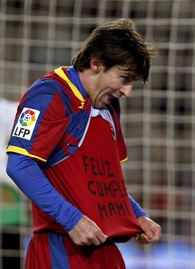 julienzista's tweet photo. cuando messi le dedicó un gol a su mamá por su cumpleaños y le hicieron una multa de 2000 euros por levantarse la camiseta😭 MULTADO POR AMAR https://t.co/ySb2MFaR2k