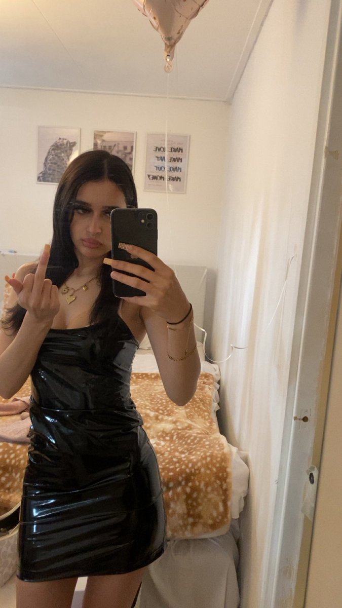 Goddessemeliyax's tweet photo. Zondag, mijn favoriete tijd om verwend te worden hihi.

Jij loser mag vandaag weer laten zien hoe zeer je je Godin waardeert. 
Dien me netjes en gehoorzaam me op je knieën smekend voor een tikkie melden in dm.🫵🏼🧎
#findomnl #tikkieslaaf #humanatm #feetfetısh #latex https://t.co/aUY1ygRARe