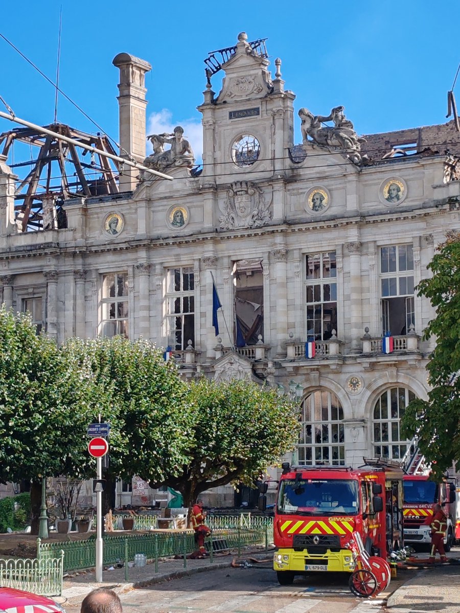 BlackBird87000's tweet photo. À la lumière du jour...Quel désastre...😭😢 #Mairie #Limoges https://t.co/7xkxx0Gr6f