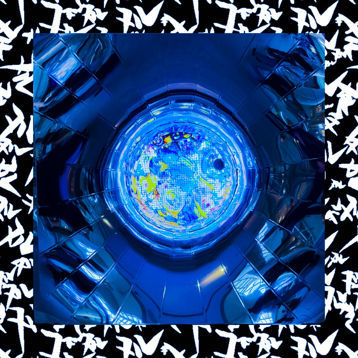 plastic_candy's tweet photo. これから「null²ⁿ（ヌルヌルネクサス）」に行かれる方へ。（公式の告知にもあるけれど、実際に行って特に思った所）

・Mirrored Bodyは前日までに作成しておくのがオススメです！（万博の時みたいなスキャンタワーは会場にはありません。）作成しておいたほうが演出上も楽しいので是非！！
・開場前の待機列はあるけれど、最初の「門」の部屋で整列しなおすので、早くから並ばなくても大丈夫です👍
・リュックなどの荷物はぜひランドマークプラザ内のロッカーへ。(null²ⁿ内にはロッカー無し) 前に抱えればリュックも持込みもOKでしたが、人が密集してぶつかりやすいので、他の鑑賞者のためにもできるだけ身軽な格好で…
・シューズカバーをつけるので、ヒールや厚底の靴じゃないほうが良いかも… また、床がツルツルなので、その意味でも歩きやすい靴が良いです。
・床が鏡なので、ズボンかロングスカートで！
・弐の間は真っ暗になるので、入館前に時計等もシアターモードなど事前に光らない設定に。
・Mirrored Bodyアプリの「スタンプラリー」で、近隣のMARK ISでデジタルフォトフレームがもらえるので、時間があれば先に行っておくとヌルヌルフレームで写真も撮れます✨
・ヌルヌルショップの万博関連の展示物もお見逃しなく…！（10月19日（月）以降は土日祝のみ、横浜ランドマークプラザ4階）