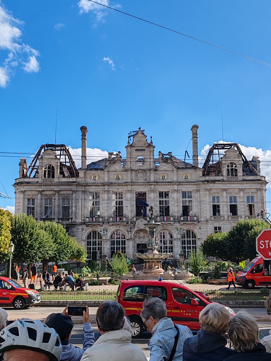 BlackBird87000's tweet photo. À la lumière du jour...Quel désastre...😭😢 #Mairie #Limoges https://t.co/7xkxx0Gr6f