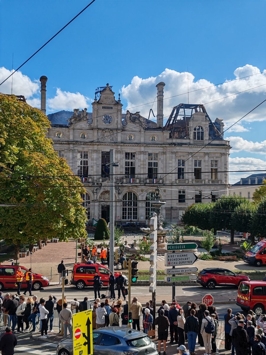 BlackBird87000's tweet photo. À la lumière du jour...Quel désastre...😭😢 #Mairie #Limoges https://t.co/7xkxx0Gr6f