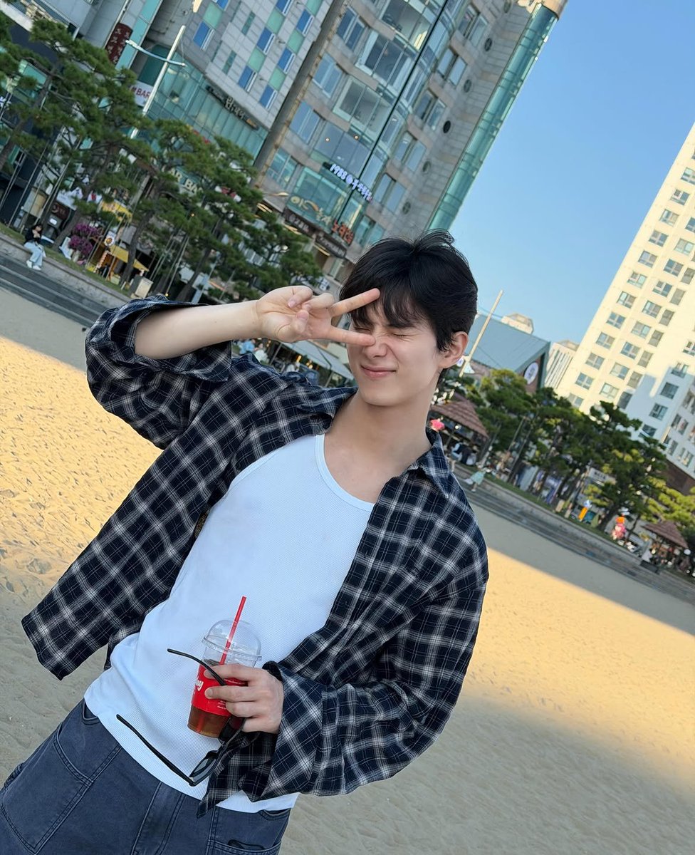 chaemeyn's tweet photo. Yep tomorrow is Monday, everyone. https://t.co/7nMyOrU10V