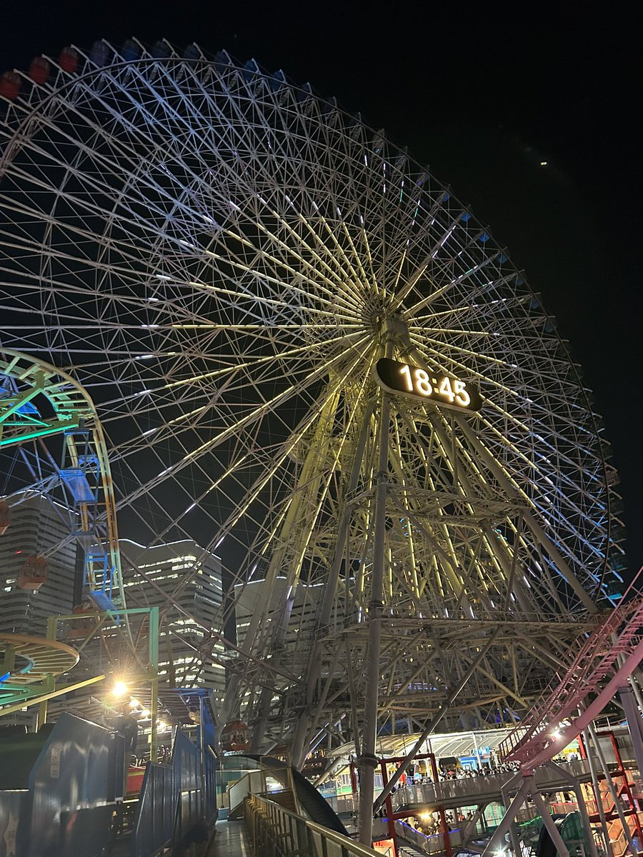 cuAmusementPC's tweet photo. 【一日一遊園地紹介】
よこはまコスモワールド

楽しさ：星4★★★★☆
必要絶叫耐性：星3★★★☆☆
西千葉からの所要時間：約1時間40分
 
世界最大級の時計型大観覧車「コスモクロック21」がシンボルで、みなとみらいの絶景を一望できます！入園無料なので横浜観光ついでにふらっと立ち寄れます！ https://t.co/zkhhe8wS4J