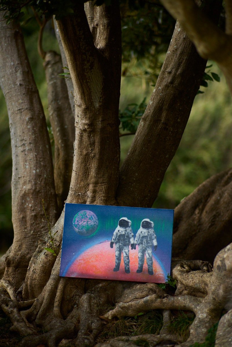 GiantSUBAru's tweet photo. およそ4年間宇宙をテーマ描き続けたスプレーアート、200点以上を集めたART BOOK「ASTRONERD」

まだうまく描けなかったときも、今も、ずっと宇宙を旅しているような感覚で描いてきました。この本はいわば、ぼくの宇宙旅行記ー

11月7日蔦屋書店限定先行販売スタートです。ぜひご覧ください！ https://t.co/7sJ7m1Dwx8