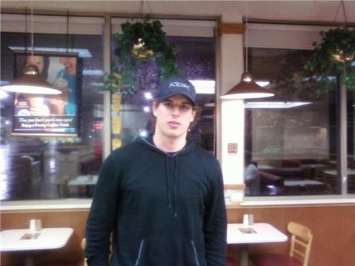 sidcrosarchive's tweet photo. sid at wendys (?) circa 2012 https://t.co/fU1YSMMaV3
