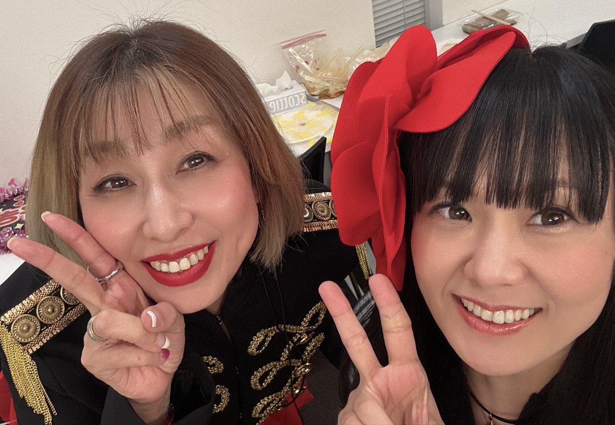 vomacky's tweet photo. なぞの同窓会で頭に付けていた大きなお花。本当は無しの予定だったんだけど楽屋で隣のくまきよさんに今回の衣装の色味が地味かなと話すと「そしたらMAKIちゃんこの花どこかに付けたら？」と提案してくれて、、服のどこかって考えながらふざけて「頭に付けようかなw」と言ったら（コメントへ続く） https://t.co/UXbKiFZyW6