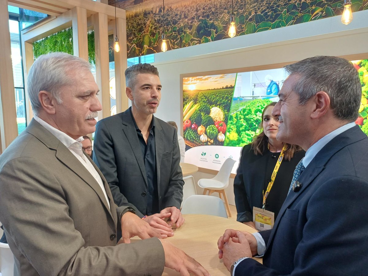 regiondemurcia's tweet photo. 🍈🥦 54 empresas de la industria alimentaria regional buscan mejorar su posición internacional en la feria #SIAL de París.
🌐📆 El consejero Joaquín Buendía acompaña a la delegación regional que estará hasta el próximo jueves presentando sus productos a los cerca de 300.000 profesionales de todo el mundo que participan en la feria.
Noticia: https://t.co/zH9LkmZJCE