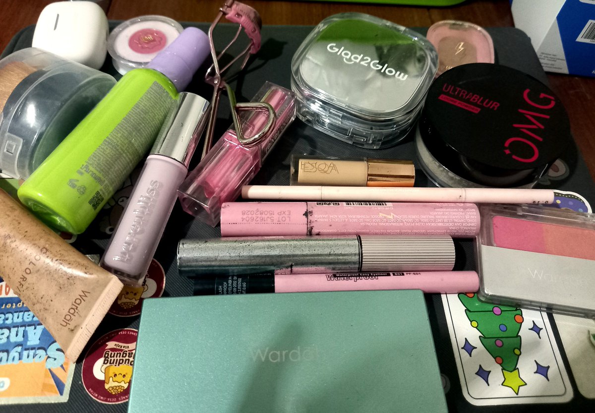 oakixzshy's tweet photo. Memberanikan diri wisuda make up sendiri (masi kurang browncara, concealer sama foundi) #optimisbagus https://t.co/Nf97GR6pGK