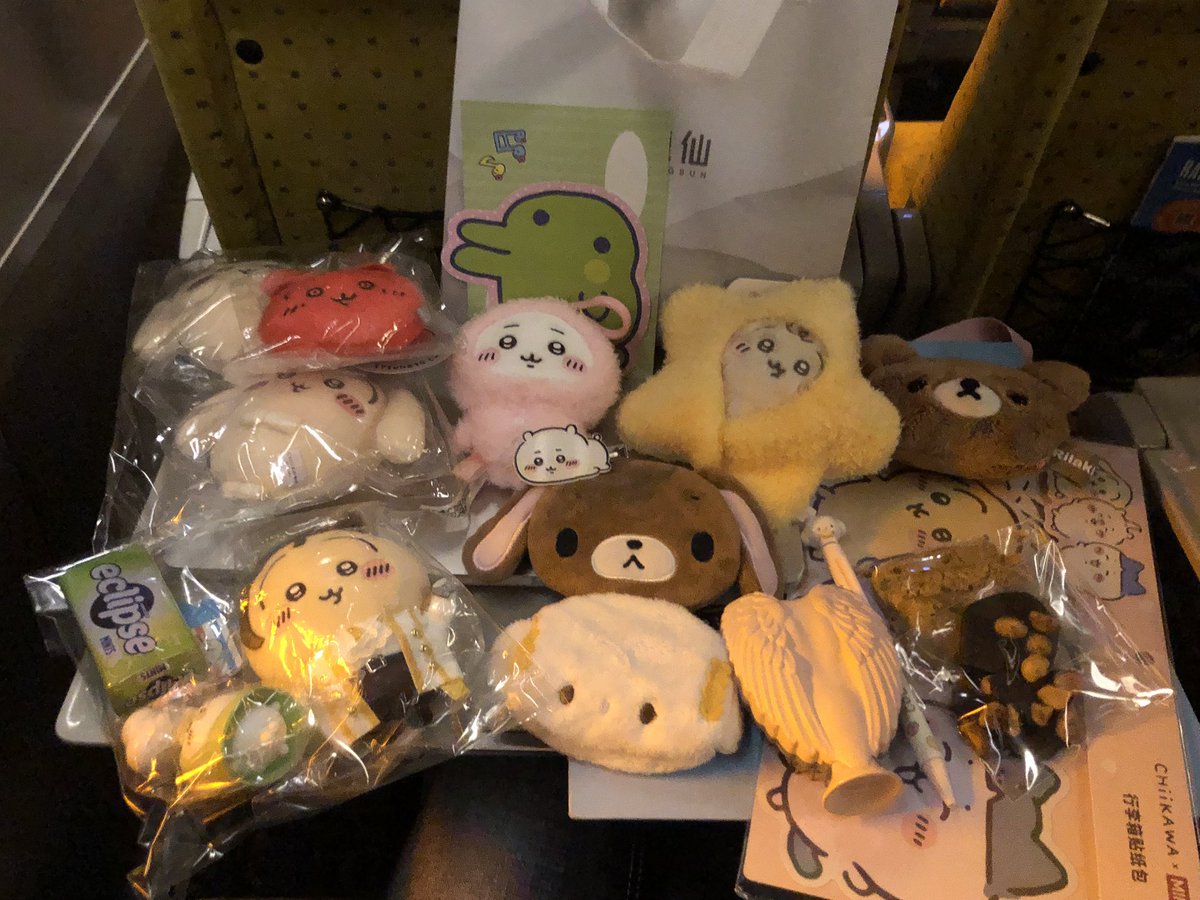 ssoonnga's tweet photo. 왓츠인마이백 !! 

홍콩에서 토벌한거 트친주러 갑니댜 💕💕💕 https://t.co/E94RLNtd5L