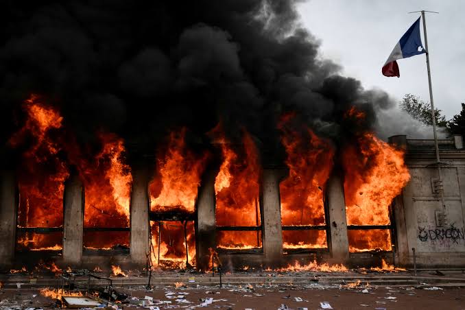 CerfiaFR's tweet photo. 🇺🇸🇫🇷🔥 FLASH | « La France brûle ! » : Donald Trump réagit aux violentes émeutes en France et accuse l’immigration d’en être responsable.

« L’immigration de personnes issues d’un monde totalement différent, des personnes qui ont la haine au cœur, a brisé ce pays autrefois grand. »

Le président américain appelle la France à « fermer ses frontières » et à « reprendre le contrôle avant qu’il ne soit trop tard ».