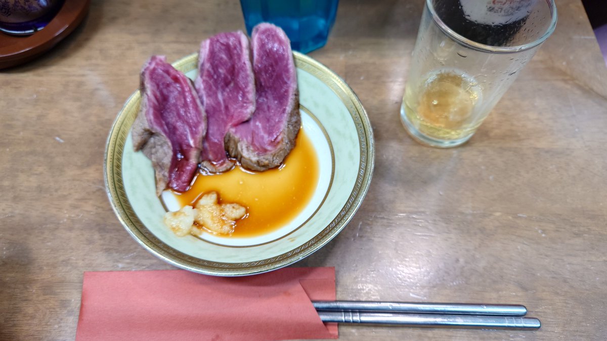 khaki_231's tweet photo. 綾瀬　らーめんしょっぷ中吉
牛すじぶっかけらーめん
瓶ビール、ローストビーフ出てきた。
めちゃ美味かったけど、毎回出てくるものかは分からない。
牛すじも甘くて美味しい。もやしはジャキジャキな感じ
らーめんだけどらーめんじゃない感じ。
おい飯はカレー粉と玉ねぎの味変でうまい
また行こう。 https://t.co/QH2VAk0XXy