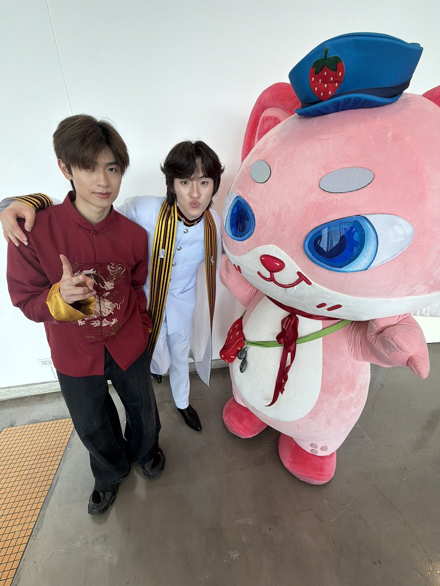 littleb3rries_'s tweet photo. ไม่เชิญดาราในฐานะแขกรับเชิญ แต่ 2 โทคือหนึ่งในครอบครัวของนุก้องจริงๆ วันพิเศษกับคนพิเศษ

Kongfinallygraduate 
#ProudOfKongJiro https://t.co/bDvs0Fvn4x