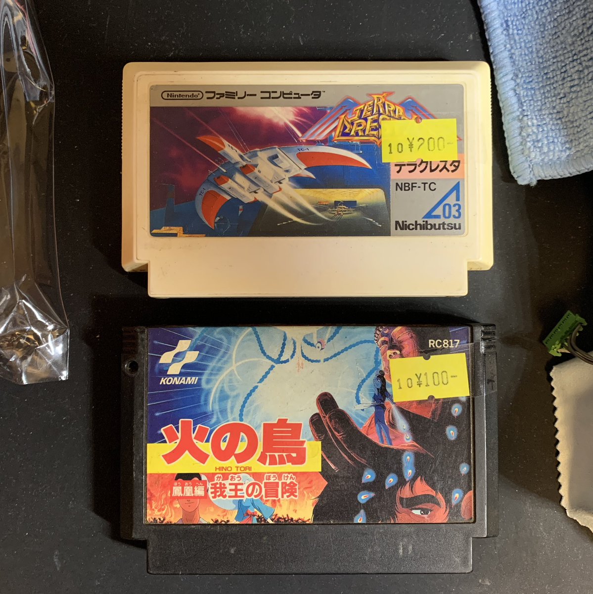 Silvervine777's tweet photo. こんばんは(´∀｀)

SUPER CD-ROM²の修理に没頭し過ぎても仕方がないのでここは気分を変えて、最近気づいたら購入していたソフトです

まずはさくらさ～ん♪
通常の棚ではなく各ハードの限定版コーナーに隠れていたDC限定版を少しずつ収集していました
探せば今でも結構安く買えますね
最近プレイしたいのですが、SSかDCかで迷っています
両ハード所持していますが、ナンバリングを考えるとDC版でしょうか？1・2だけならSS版以外にPSP版もありましたね
DCは本体のアクセス音さえ気にしなければ、4まで出ている良いハードなんですが……
写真のラインナップからDCになりそうな感じ

あとはジャンクのテラクレスタと火の鳥 鳳凰編です
どちらもBGMが最高ですよね
テラクレスタはタイトルとテーマ、火の鳥 鳳凰編はエンディングが個人的なお気に入りです
動作するかはまだ試していません