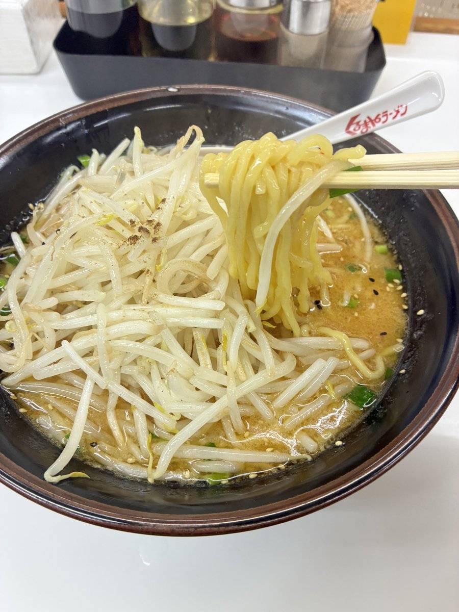 ramenman4848's tweet photo. ジム帰りの一杯🍜

くるまやラーメン 長岡喜多町店

新潟県長岡市喜多町６５７−１

安定の味噌ラーメン大盛り🐷

（メニューはAIで、高画質化）

ありゃ7月から値上げしたか、、やむを得ないか🐷💦

やはり美味い😋
ご馳走様でした😋
#くるまやラーメン https://t.co/Wafd9JjIPp
