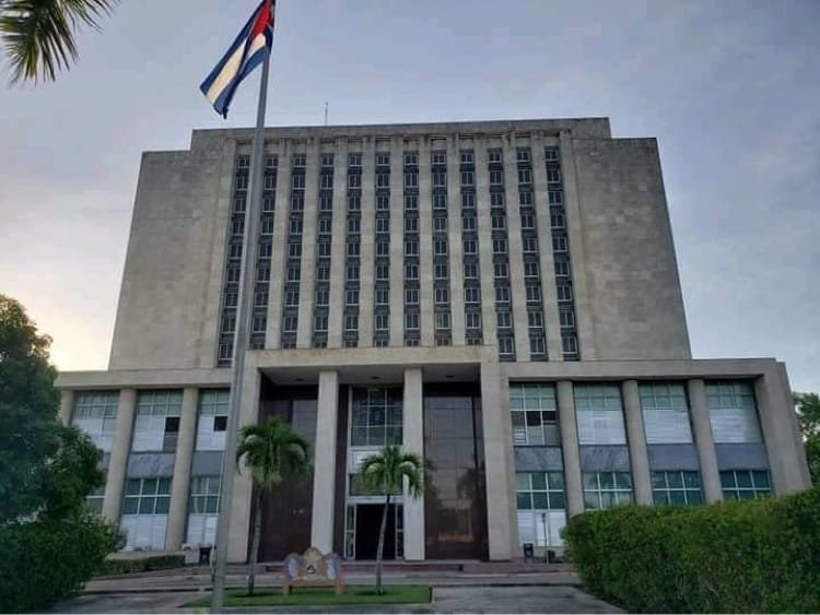 DrRobertoMOjeda's tweet photo. La Biblioteca Nacional José Martí cumple 125 años y nuestra Asociación Hermanos Saíz 40. Una atesora un mundo de cultura; la otra la sigue creando con su fuente inagotable y renovada de juventud. ¡Felicidades! #CubaRevoluciónViva https://t.co/TcfHhrrrJ7